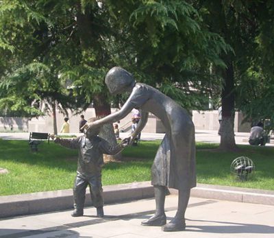 公園戶(hù)外小孩學(xué)走路成長(zhǎng)銅雕兒童雕塑