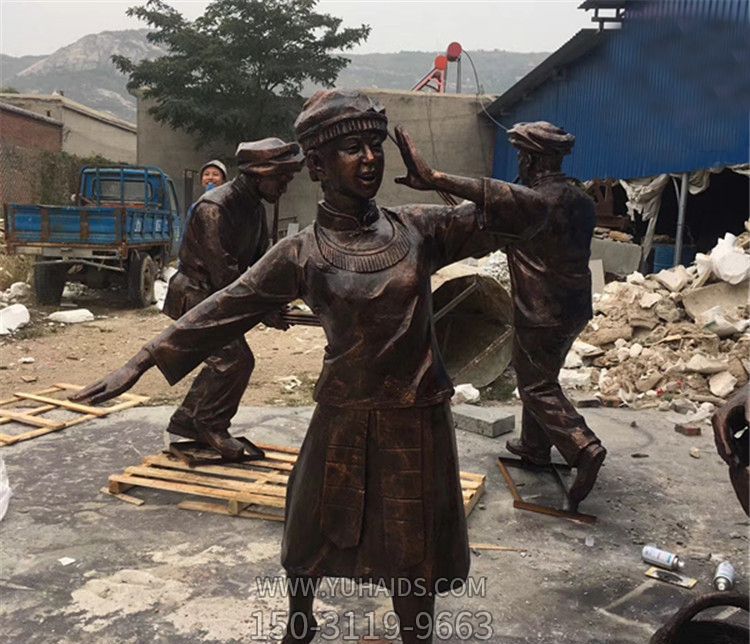 景區(qū)公園擺放少數民俗唱歌女孩人物玻璃鋼仿銅雕塑