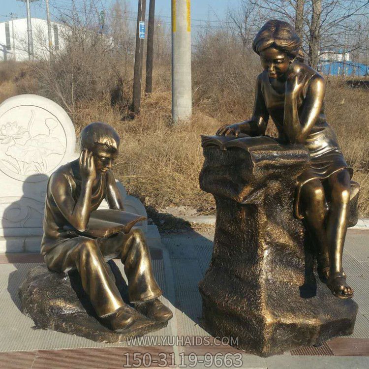 圖書(shū)館廣場(chǎng)鑄銅學(xué)生看書(shū)讀書(shū)人物小品雕塑