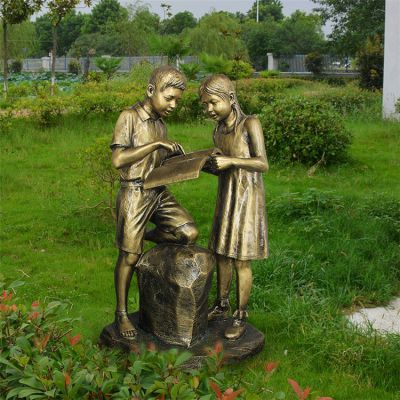 探討，鑄銅男女小學生雕塑