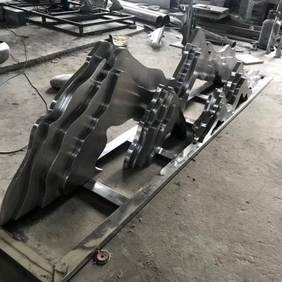 酒店水池?cái)[放創(chuàng)意不銹鋼切片假山景觀(guān)雕塑