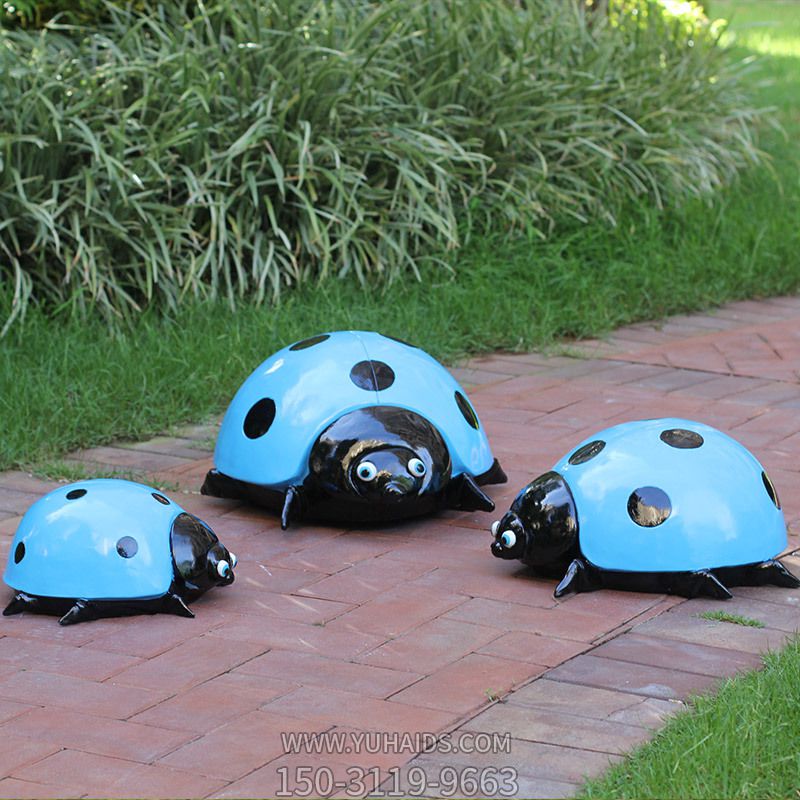 公園里擺放的三只淺藍(lán)色的玻璃鋼彩繪瓢蟲(chóng)雕塑