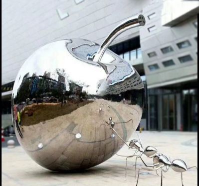 售樓部門(mén)口不銹鋼鏡面蘋(píng)果和螞蟻雕塑