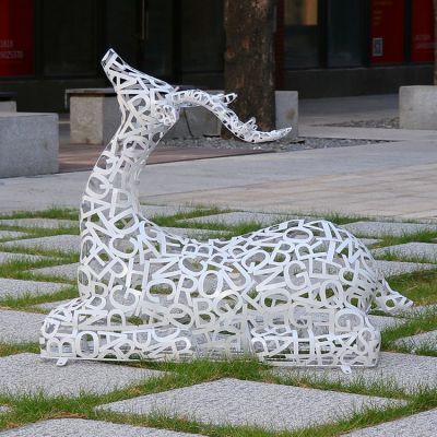 由字母組成的臥地梅花鹿，鐵藝鏤空鹿雕塑
