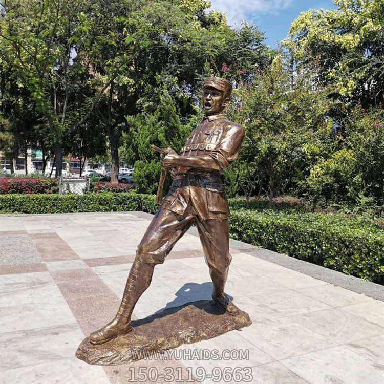 雙手端機(jī)器掃射的八路軍戰(zhàn)士，玻璃鋼仿銅人物塑像雕塑