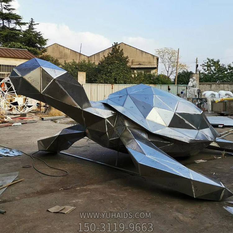 不銹鋼鏡面幾何大型烏龜?shù)袼?>
                                <h2>不銹鋼鏡面幾何大型烏龜?shù)袼?參數(shù)說明</h2>
                                                                        <table>
                                      <tr>
                                        <th>產(chǎn)品標(biāo)題</th>
                                        <td>不銹鋼鏡面幾何大型烏龜?shù)袼?/td>
                                      </tr>
                                      <tr>
                                        <th>發(fā)布時(shí)間</th>
                                        <td>2023-06-08 09:58</td>
                                      </tr>
                                      <tr>
                                        <th>價(jià)格</th>
                                        <td><span>電話咨詢</td>
                                      </tr>
                                                                              <tr>
                                          <th>制作材質(zhì)</th>
                                          <td>不銹鋼</td>
                                        </tr>
                                                                          </table>
                                <h2>不銹鋼鏡面幾何大型烏龜?shù)袼?詳細(xì)說明</h2>
                                <p>玉海雕塑是一家綜合性的雕塑公司，擁有多款不銹鋼鏡面幾何大型烏龜?shù)袼苣Ｐ?，可加工定制多種不銹鋼鏡面幾何大型烏龜?shù)袼?，支持材質(zhì)、樣式、風(fēng)格、尺寸大小等方面的調(diào)整修改定制。我們所加工制作的不銹鋼鏡面幾何大型烏龜?shù)袼苜|(zhì)優(yōu)價(jià)廉，遍布全國多個(gè)省市地區(qū)，想要了解更多案例圖片，請(qǐng)電話或微信咨詢。材質(zhì)、大小、樣式等都可以按需定制，還可根據(jù)您提供給的不銹鋼鏡面幾何大型烏龜?shù)袼軜訄D進(jìn)行制作！如有相關(guān)需求，歡迎致電（微信同號(hào)）：<span>150-3119-9663</span></p>
                                                                <div   class=