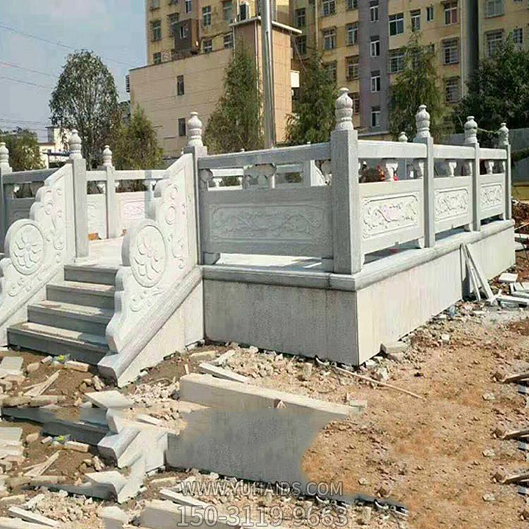 小區(qū)廣場擺放青石升旗臺(tái)雕塑