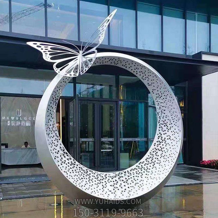 酒店戶外水池?cái)[放不銹鋼鏤空圓環(huán)蝴蝶景觀雕塑