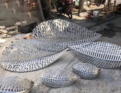 小區(qū)企業(yè)鏤空不銹鋼樹(shù)葉雕塑
