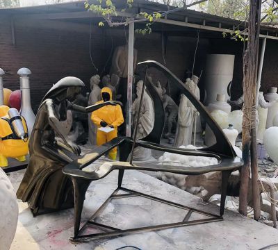 公園銅鑄抽象彈鋼琴的女孩戶(hù)外景觀鋼琴雕塑
