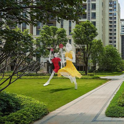 傳遞火炬，鐵藝網(wǎng)格彩色運動主題人物雕塑