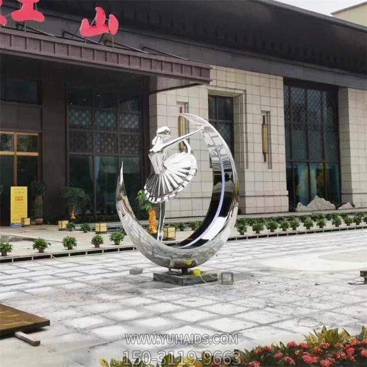 飯店門(mén)口月亮上跳芭蕾舞的不銹鋼鏡面人物雕塑