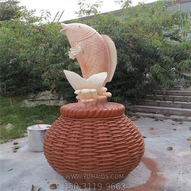 鯉魚(yú)躍水玻璃鋼景觀(guān)雕塑