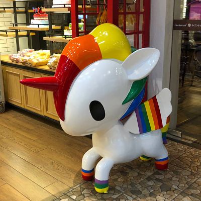 商場里擺放的彩色的玻璃鋼彩繪獨(dú)角獸雕塑