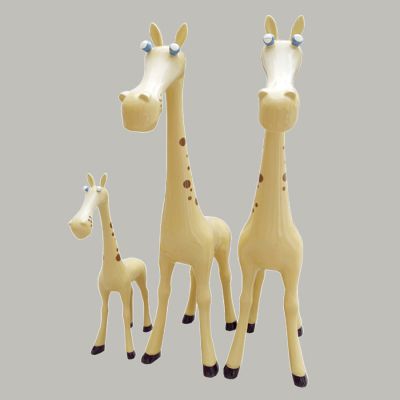 玻璃鋼彩繪公園三只長(zhǎng)頸鹿雕塑