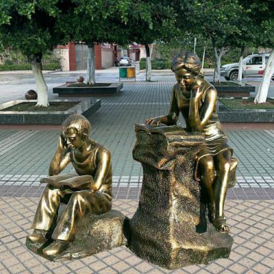 讀書(shū)，玻璃鋼仿銅男女學(xué)生看書(shū)場(chǎng)景