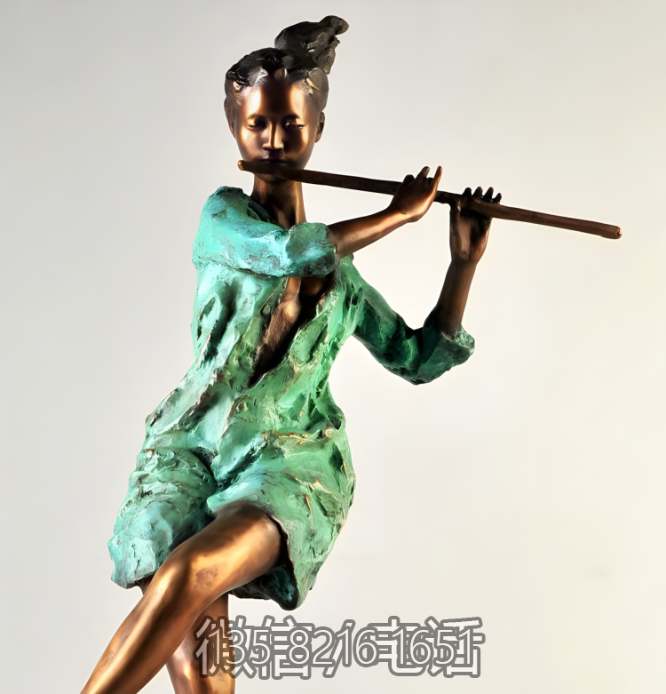 銅雕吹笛子的女性人物雕塑
