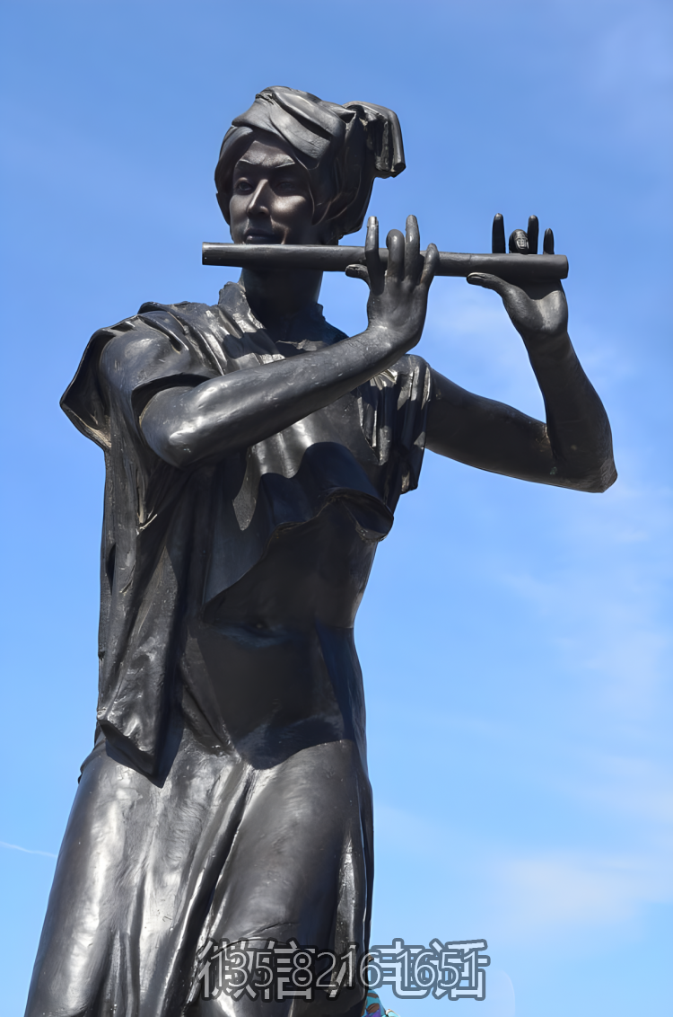 吹笛子的少數(shù)民族銅雕塑
