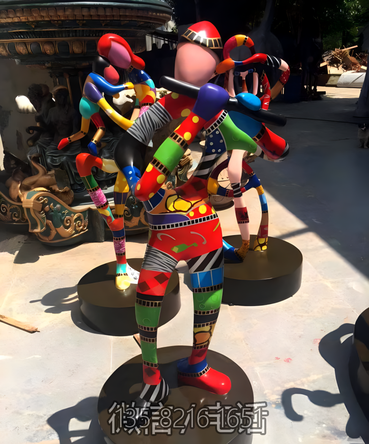 玻璃鋼彩繪吹笛子的抽象人物雕塑