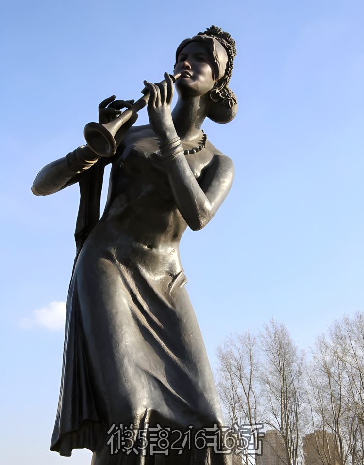 戶外廣場玻璃鋼仿銅吹嗩吶的女性人物