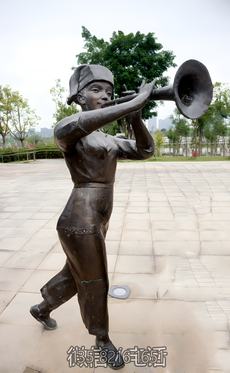 吹嗩吶的少數(shù)民族人物銅雕塑