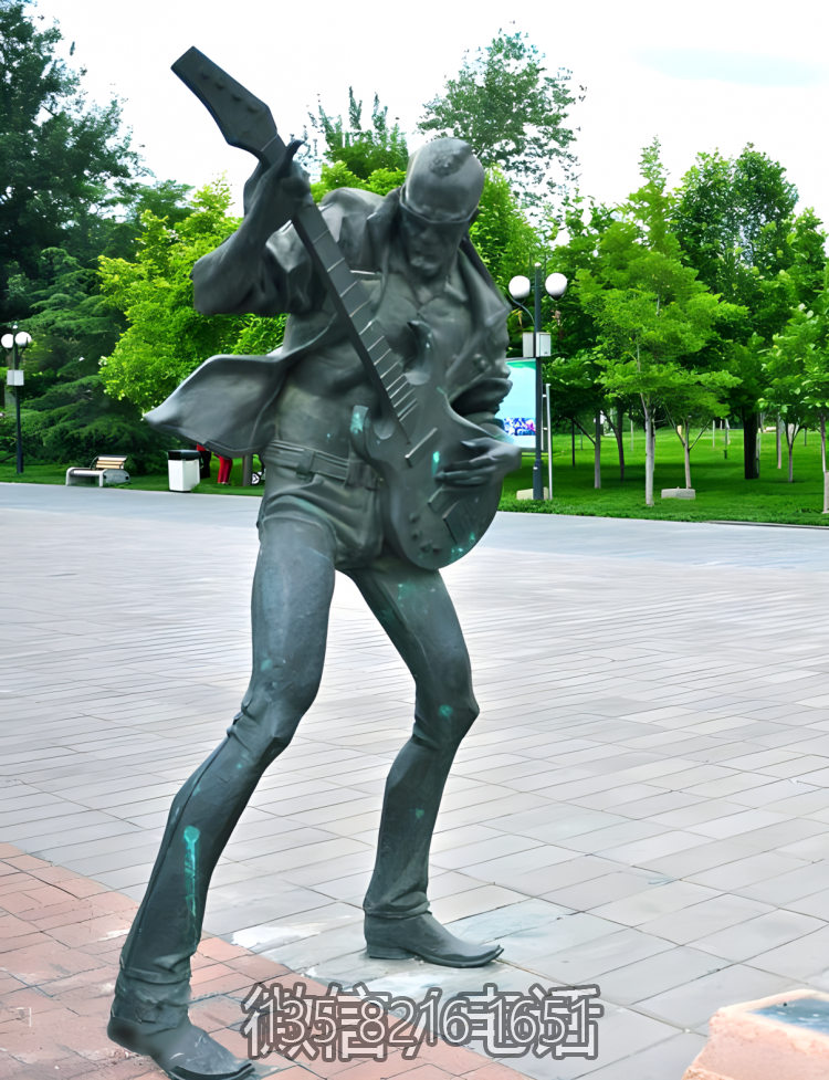 城市街道彈吉他的人物銅雕