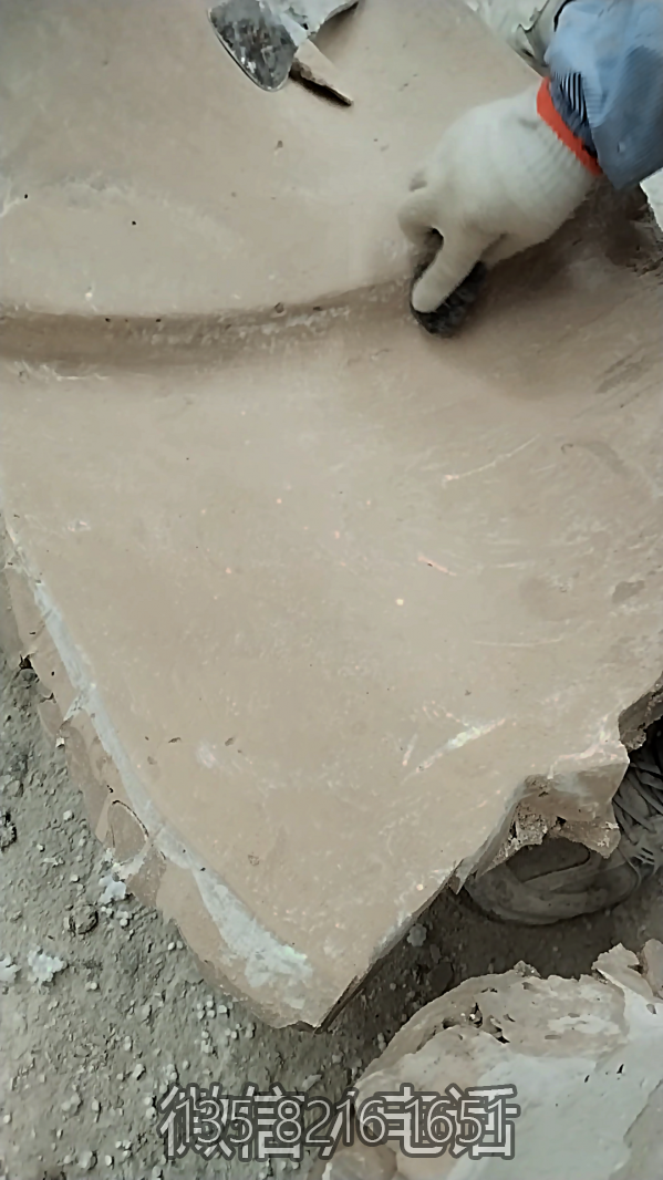 用鋼絲球打磨模具表面 用鋼絲球打磨模具表面