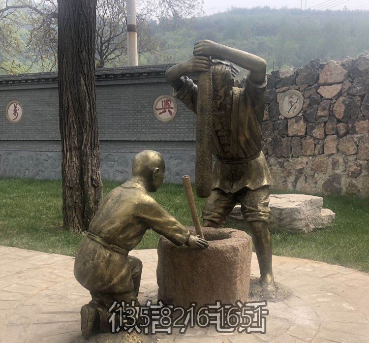 民俗文化景觀擺件玻璃鋼仿銅打糍粑的情景人物雕塑