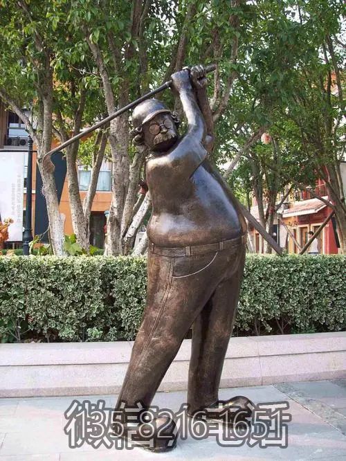 公園戶外玻璃鋼仿銅打高爾夫球的情景人物雕塑