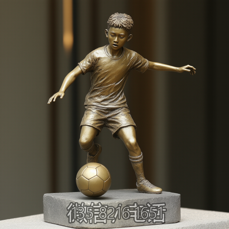 踢足球的小男孩銅雕