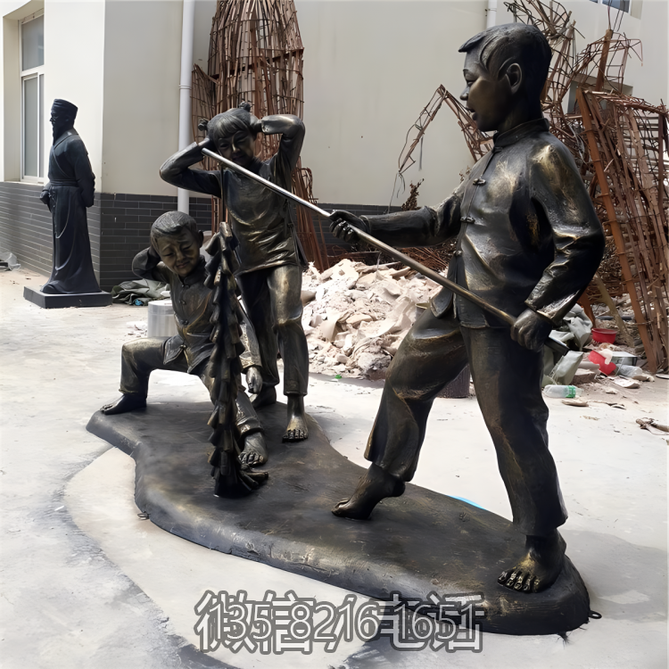 民俗文化童趣景觀戶外園林擺件玻璃鋼仿銅放鞭炮的兒童雕塑