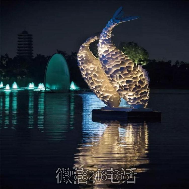 不銹鋼鏤空發(fā)光鯉魚景觀雕塑