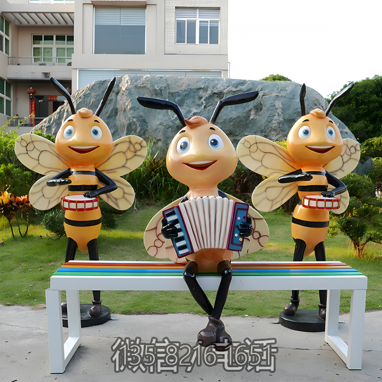 花園游樂(lè)場(chǎng)美陳裝飾擺件卡通玻璃鋼樹(shù)脂蜜蜂組合雕塑