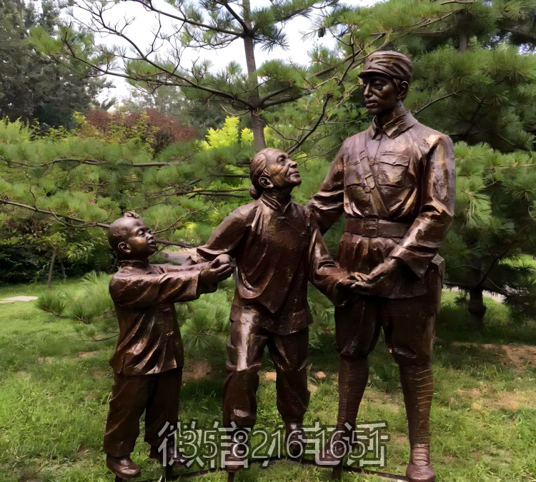 玻璃鋼八路軍慰問(wèn)老人的八路軍戰(zhàn)士雕塑