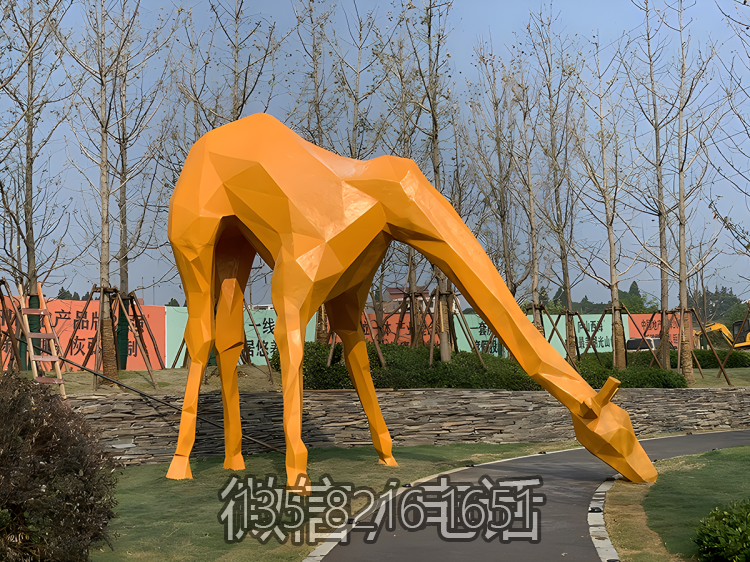 園林戶外大型玻璃鋼動(dòng)物景觀擺件塊面抽象長(zhǎng)頸鹿雕塑