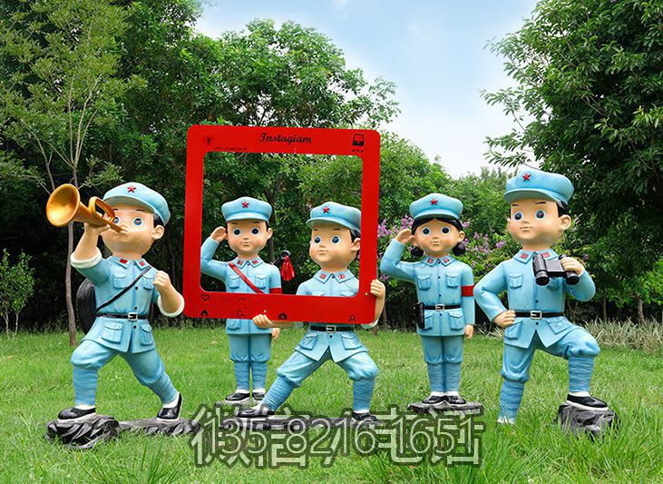 創(chuàng)意玻璃鋼卡通八路軍人物雕塑