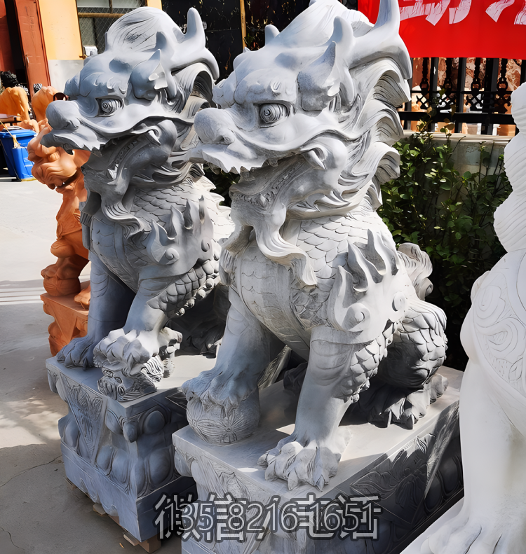 工廠企業(yè)門口擺放青石石雕動(dòng)物景觀擺件麒麟雕塑