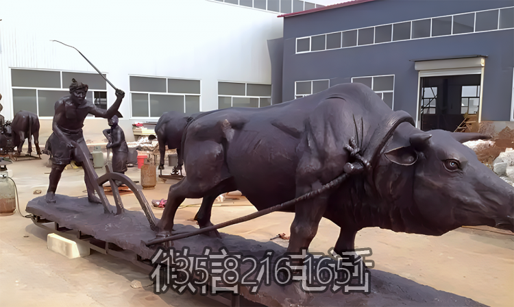 城市景觀玻璃鋼仿銅定制農(nóng)耕文化情景小品耕地牛雕塑