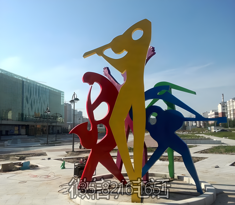 廣場(chǎng)抽象景觀演奏樂器的人物雕塑