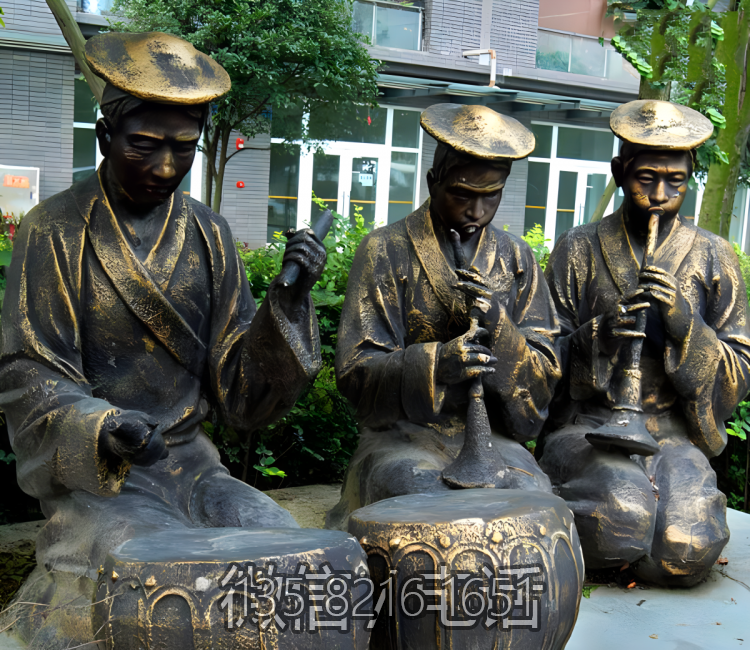 演奏樂器的少數(shù)民族人物銅雕