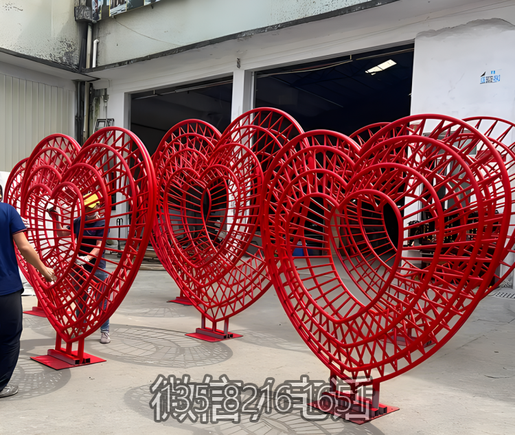 不銹鋼網(wǎng)格愛心造型雕塑