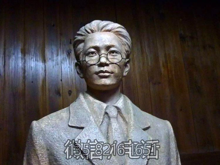 中國(guó)近代名人瞿秋白銅雕像