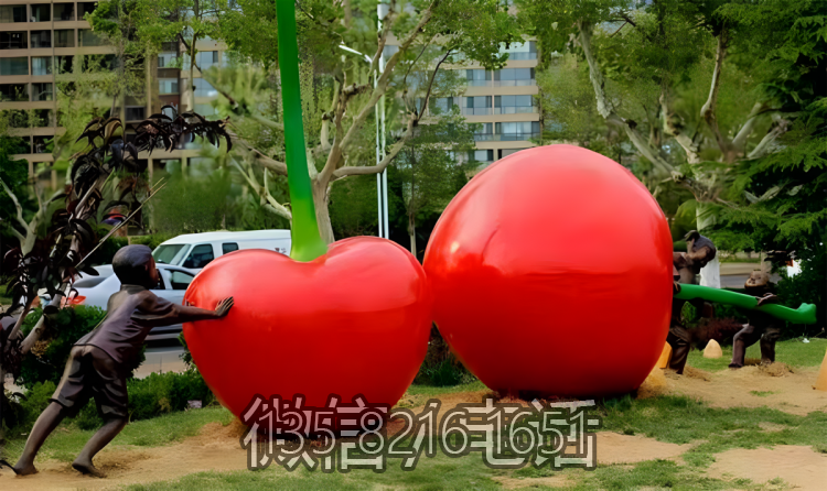 幾個小孩搬櫻桃的雕塑