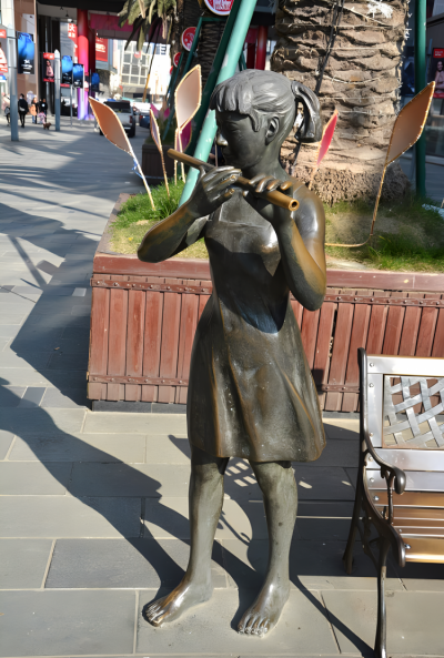 吹笛子的銅雕女孩雕塑