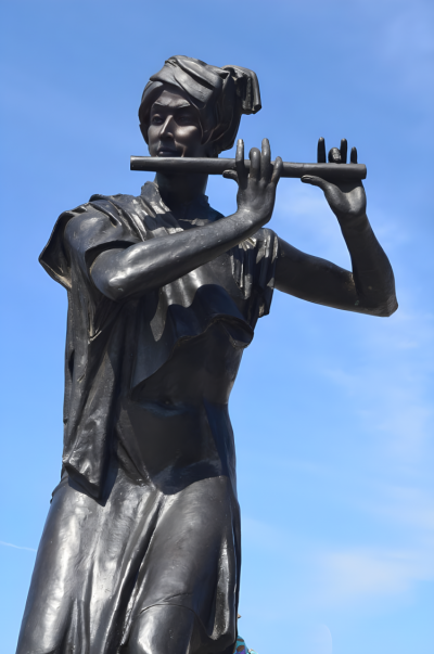 吹笛子的少數(shù)民族銅雕塑