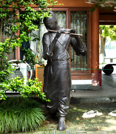 園林戶(hù)外創(chuàng)意銅雕吹笛子的人物雕塑