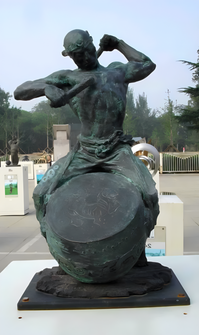 戶外仿古青銅景觀打鼓的人物雕塑