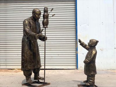 城市畫院廣場擺放玻璃鋼仿銅民俗賣糖葫蘆的人物情景雕塑