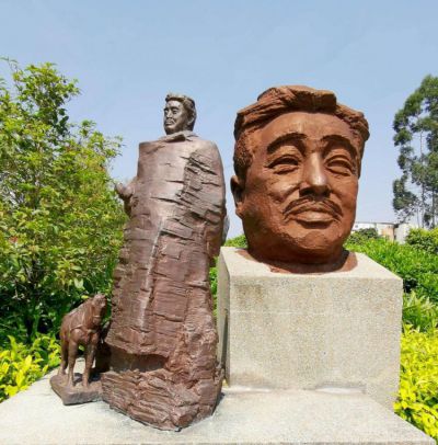 景區(qū)園林景觀玻璃鋼仿銅名人賀龍雕塑