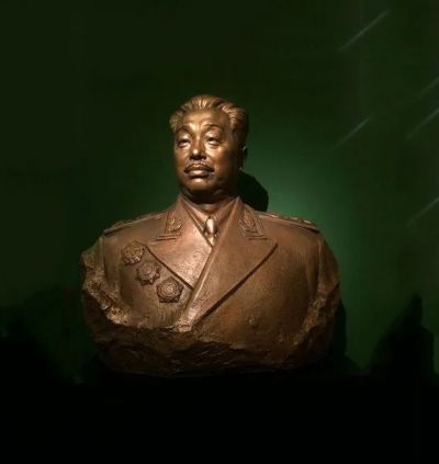 園林戶外玻璃鋼仿銅十大元帥賀龍雕塑